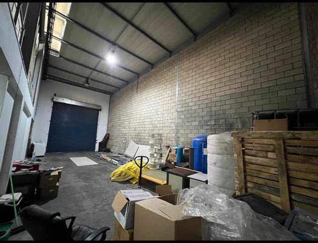 301M² WAREHOUSE TO LET IN STRIJDOMPARK